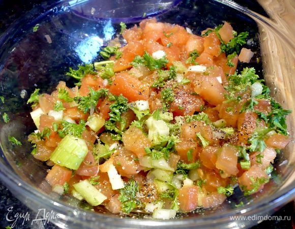 Тем временем из очищенного от волокон и мелко порезанного сельдерея, остальных мелко порезанных помидор, порубленной петрушки, 2 ст.л. лимонного сока, сахара приготовим салат. Посолим его и поперчим по вкусу.