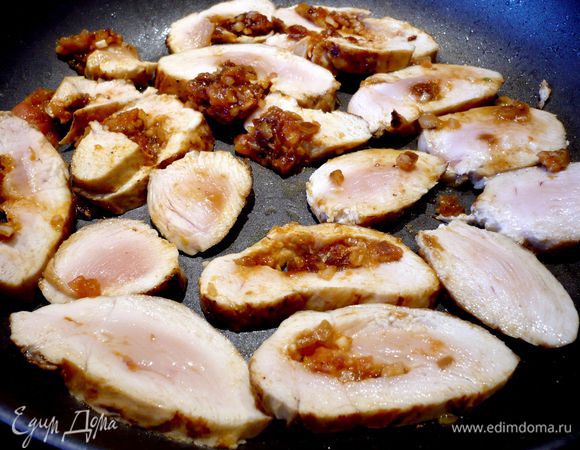 Крупную грудку нарежем и поджарим дополнительно с двух сторон в оливковом масле. Если Вам повезло и филе у Вас небольшое, а значит отлично прожарилось, этот шаг можно пропустить и сразу перейти к следующему заключительному!