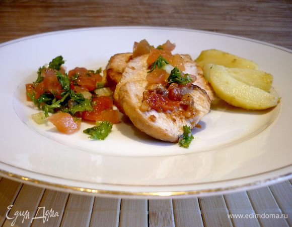 Угощаемся нашим фаршированным филе с салатом, а можно еще и с ломтиками сперва отваренного в мундире и затем поджаренного картофеля! Вкусноооо!