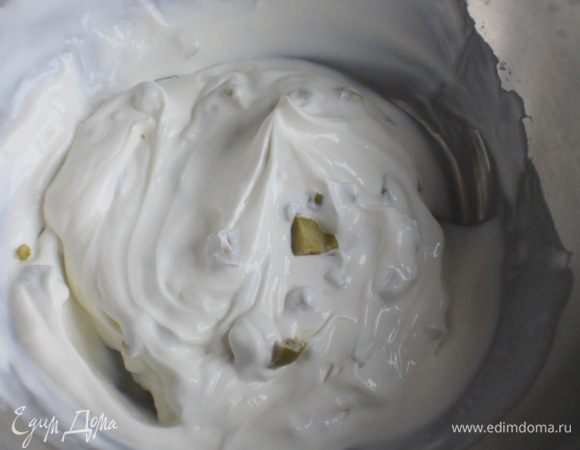 Начинка:Оливки (4 шт) мелко нарезать. Соединить сливочный сыр и сливки.Добавить оливки и хорошо перемешать.Выложить крем в волованы. 