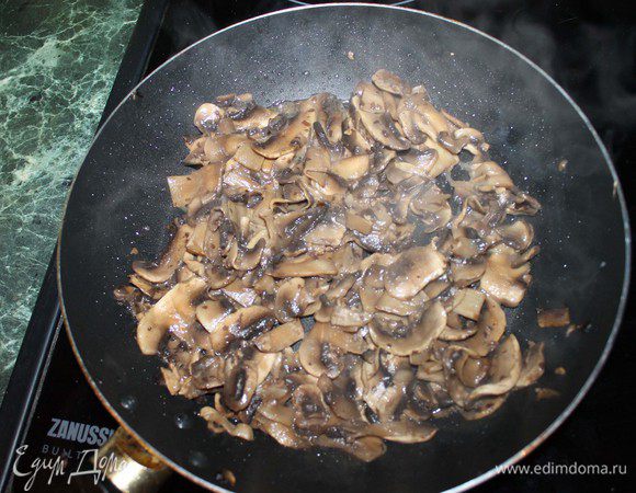 Взять грибы, хорошо промыть. Нарезать пластинками. Жарить на сливочном масле, пока лишняя жидкость не испарится.