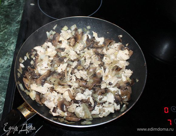 Далее берем куриную грудку, заранее сваренную до полуготовности. Её нужно порезать на небольшие кубики и добавить на сковороду. Все перемешать. Жарить до появления золотистого цвета на грибах, луке.
Поставить воду на спагетти.
