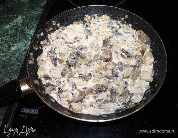 Появилась "золотинка" - отлично! Теперь нужно посолить и поперчить по вкусу, добавить сливки (если сливок оказалось маловато у вас, добавьте кипяченной воды). Все необходимо перемешать и оставить готовиться 10 минут на слабом огне. За пару минут до окончания добавить мелко порезанный чеснок.