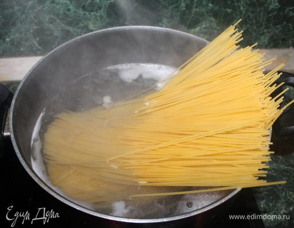 Вода закипела, нужно посолить её и добавить спагетти. Варить до готовности.