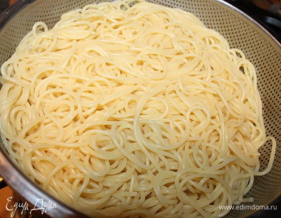 Спагетти сварились, откидываем на дуршлаг, даем воде стечь. Можно помазать сливочным маслом, по желанию.