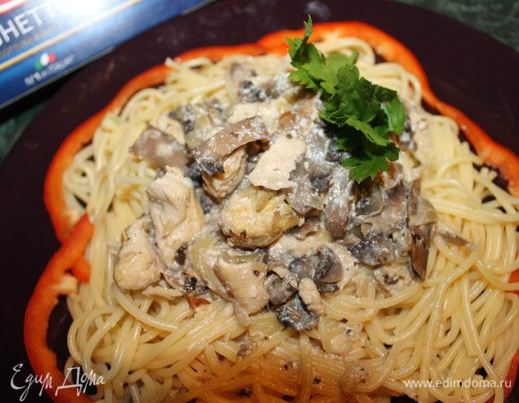 Вот и все готово! Можно раскладывать по тарелкам! Сначала  спагетти, следом вкуснейшую смесь со сковороды. По желанию можно добавить овощи, зелень. Я отдаю предпочтение болгарскому перцу и петрушке. 
ПРИЯТНОГО АППЕТИТА!!!
