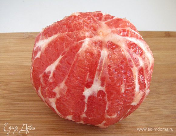 Почистить грейпфрут так, чтобы видны были сегменты.