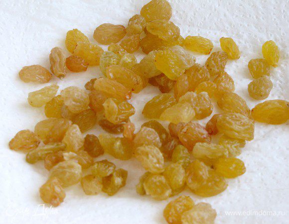 Изюм вымыть, залить кипятком на одну минуту и обсушить бумажным полотенцем.