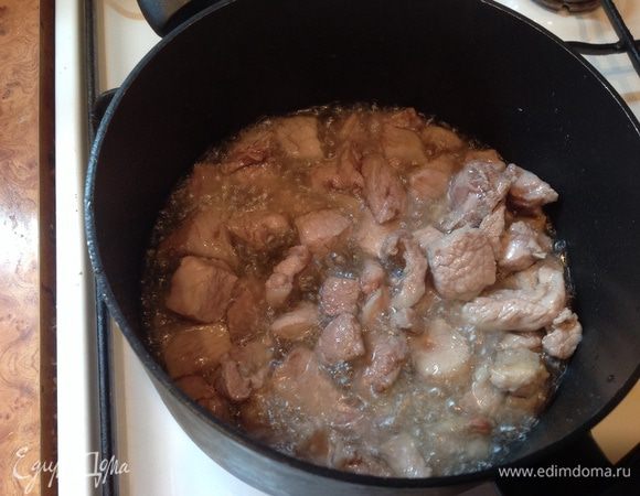 Обжариваем мясо на растительном масле до золотистой корочки.