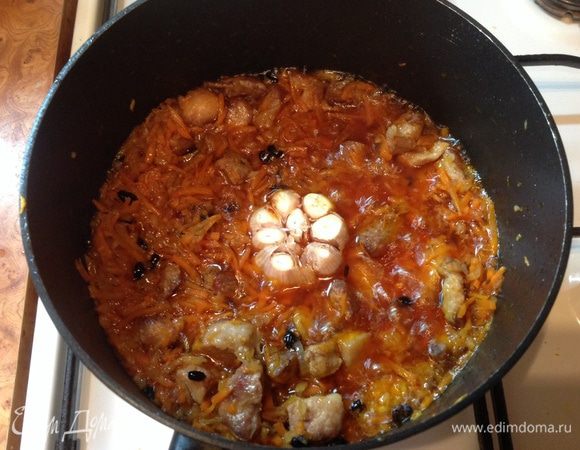 Добавляем специи и целую головку чеснока, слегка срезав с нее верхушку. Заливаем литром кипящей воды. Хорошо солим, чтобы зирвак был слегка пересолен. Накрываем крышкой и забываем про него на 30 мин. 