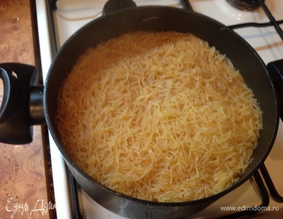 Через пол часа высыпаем в зирвак макароны (или рис длиннозерный). Заливаем водой, так чтобы она еле порывала макароны. И накрыть крышкой минут на пять. Потом все перемешать. И готово. (если будете засыпать рис, то воду заливайте на два пальца от поверхности риса, когда вся вода впитается, пробуйте рисинку, если она твердовата, то делаем проколы бамбуковой палочкой и в дырочки наливаем водичку, и накрываем крышкой)