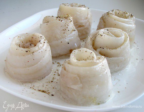 Филе нарезать на порционные кусочки, в моем случае этого делать не нужно. Кусочки смазать растопленным сливочным маслом, посолить и поперчить, сбрызнуть лимонным соком.