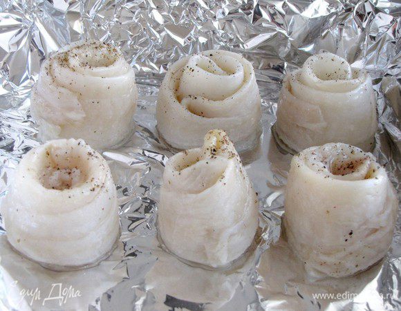 Форму застелить фольгой и выложить филе. Поставить в разогретую духовку ( 230 град) на 15 минут.