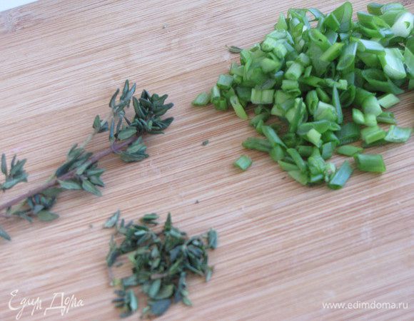 Лук резанец ( у меня обычный зеленый лук) мелко нарезать. Оборвать листика тимьяна и тоже мелко нарезать.
