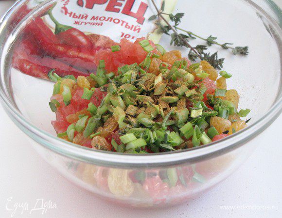 Добавить  в миску к грейпфруту и изюму. Добавить мелко нарезанный перец чили (у меня не было и я добавила сухой перец чили). Все перемешать. Сальса готова.