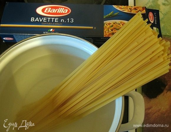 Варим Баветте на среднем огне 8 минут. Когда макароны  сварятся - слить воду, промыть Баветте (если надо) и отставить. Одновременно с макаронами, но в другой кастрюле варим креветки (около 2-3 минут). 