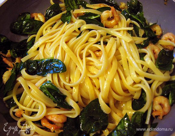 В сковороду добавить макароны, лимонный сок, черный перец и шпинат, нарезанный полосами. Тушить в течении 3-х минут, или пока шпинат не приготовится.

*шпинат существенно уменьшится, поэтому не боимся класть в сковороду сразу все 200 грамм. :)