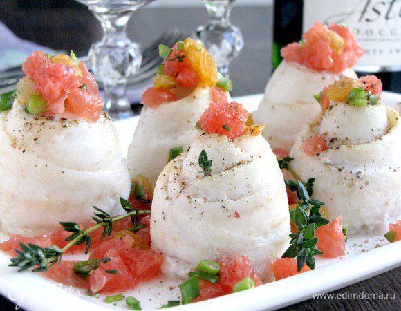 К этому времени рыба запеклась. Достаем ее из духовки, выкладываем на блюдо сверху, сверху на филе выкладываем сальсу.