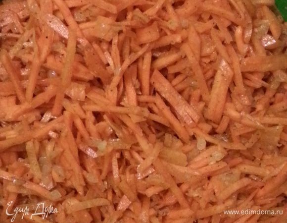 Выливаем раскаленное масло в морковь на специи, перемешиваем, закрываем крышкой и убираем в холодильник минимум на ночь.