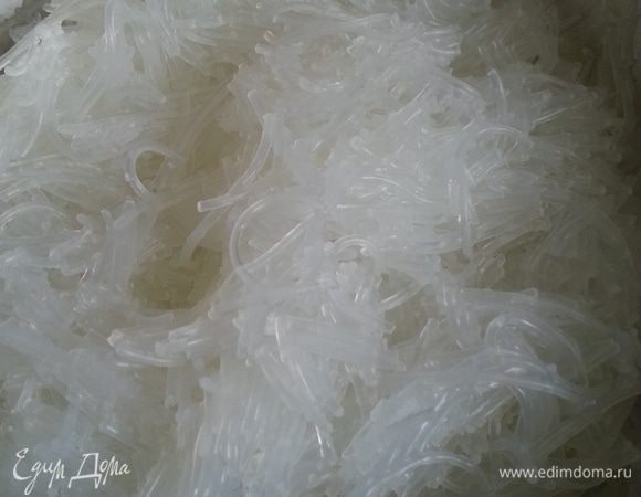 Приготовление салата начинаем с фунчозы. Кипятим 1 литр воды, убираем его с огня, всыпаем 100 г фунчозы, оставляем под крышкой на 5-7 минут, откидываем на дуршлаг и остужаем...