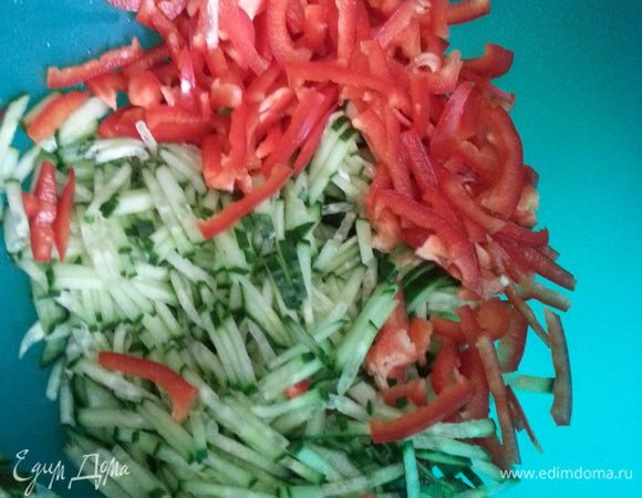 Огурец и перец шинкуем тонкой соломкой...