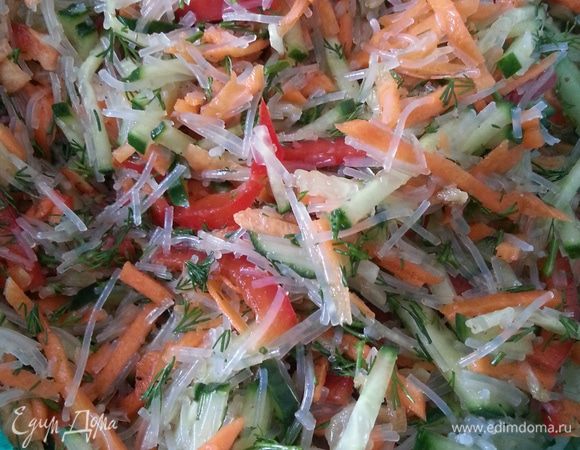 Перемешиваем все ингредиенты, моркови в салат добавляю 2/3 от общей массы, в оставшуюся добавляю еще немного красного перца и уксуса, для того, чтобы радости моего супруга не было предела...