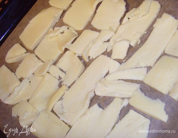 Разогреть духовку до 200°. Нарезать сыр произвольно, если у вас сыр уже порезан, советую разложить его  в 2 или 3  слоя на противень, выстланный бумагой.