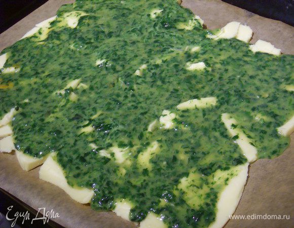 На слой сыра вылить яично - шпинатную смесь. Запекать в разогретой духовке  10 мин., охладить.