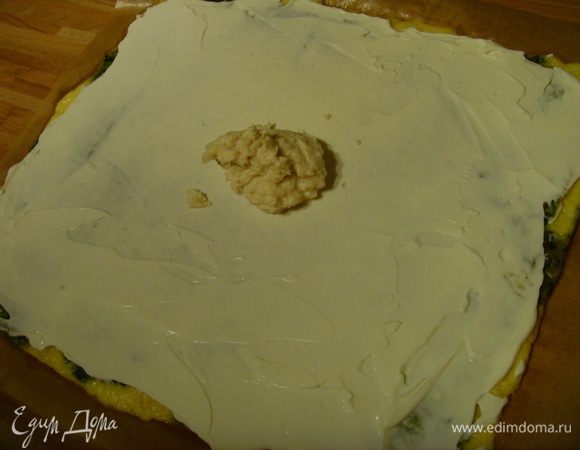 На охлажденную поверхность нанести ровным слоем сыр " Филадельфия",