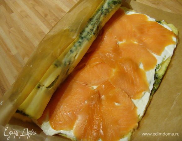 При помощи пергаментной бумаги закрутить всё в плотный рулет.