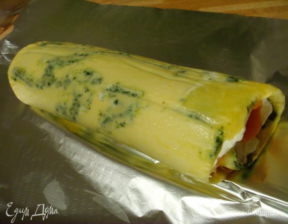 Переместить рулет на лист фольги, завернуть и оставить в холодильнике на ночь. 