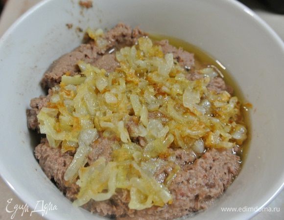 Тунец измельчим в блендере и добавим поджаренный лук.