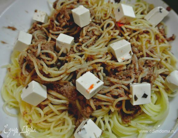 Заправим этим соусом капеллини и добавим фетаксу, порезанную на кубики. Приятного аппетита!