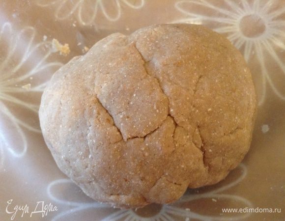 Хорошо вымесить тесто, положить в холодильник на 30 минут.