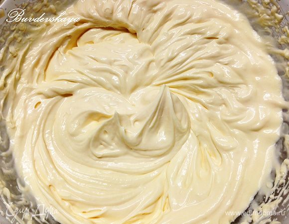 1.	Отделите белки от желтков. Желтки взбейте миксером  с 2 ст.л. сахарной пудры, добавьте розовую воду  и ароматизатор малины (по желанию), перемешайте и аккуратно введите сыр маскарпоне. Перемешайте и взбейте до однородного состояния.