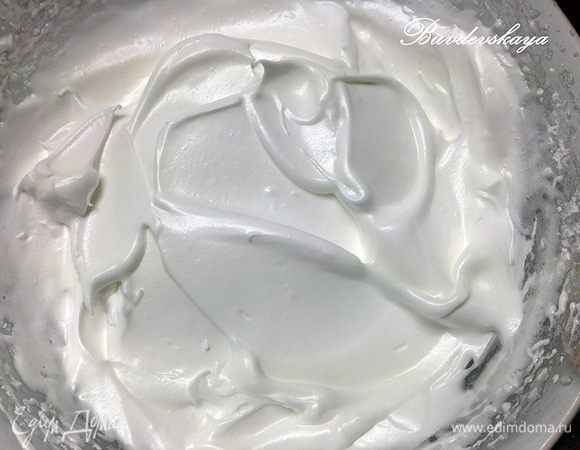 2.	Белки взбейте с солью в крепкую пену. Продолжайте взбивать, постепенно добавляя сахарную пудру, до образования стойких пик.