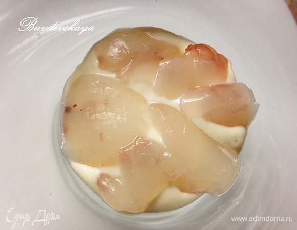 4.	На дно  креманок (или в одну большую форму) выложите ягоды малины, а затем немного крема. На крем положите кусочки личи.