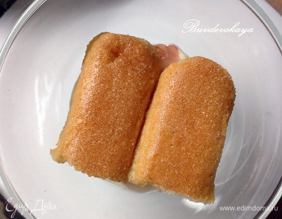 5.	Готовим сироп. Смешать в миске сироп от компота  личи, розовую воду и ароматизатор «ром» (по желанию). Перемешать и полностью охладить. Печенье Савоярди по одному обмакните в сироп (по необходимости разрежьте на кусочки) и выложите на личи. 