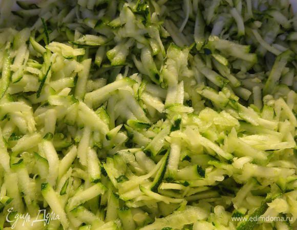 Потрем кабачки на крупной терке. У меня было 2 кабачка, вес которых составил примерно 700-800 грамм.