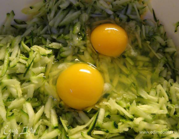 Добавим яйца. Посолим и поперчим. Я все мешаю вилкой.