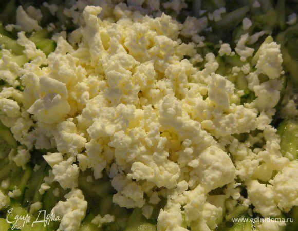 Добавим раскрошенную фету.