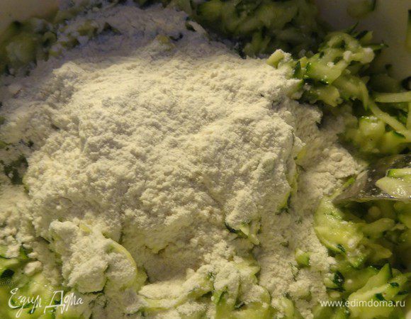 Добавим муку. Перемешаем до однородной массы. 
