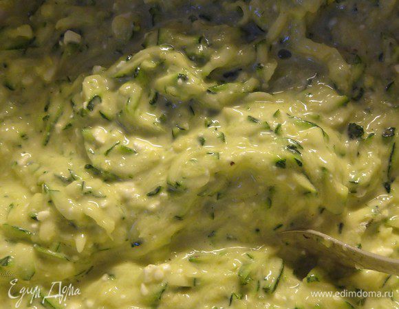 Я предпочитаю класть муки по минимуму, так, чтобы тесто было жидковатым, но не растекалось на сковороде. У меня ушло примерно 100 грамм муки. Смотрите по себе, можете положить больше, можете меньше, чем у меня. 