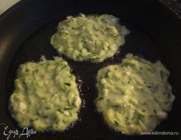 И выпекаем на разогретой сковороде, на растительном масле с обеих сторон.