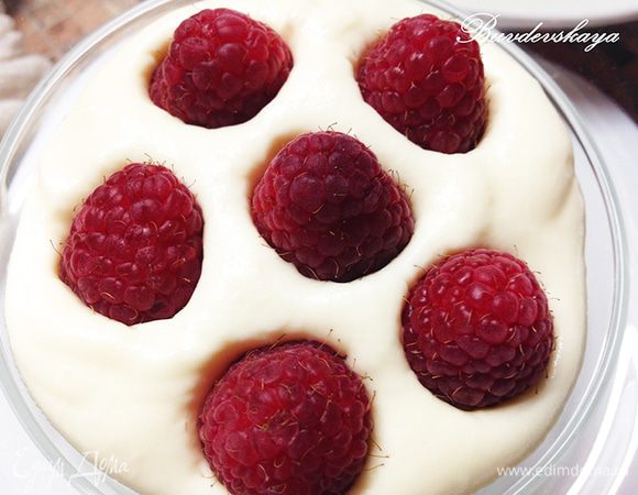 6.	Затем опять выложите слой крема и  ягоды малины. Повторите всё в той же последовательности, последним должен быть слой крема. Поместите десерт в холодильник минимум на 4-6 часов (лучше на ночь).