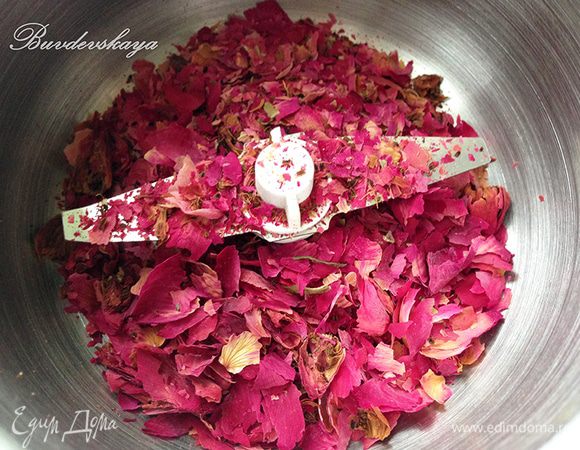 7.	Готовим розовую пудру. Кладем в кофемолку лепестки бутонов роз (без плодоножек и листиков) и сахарный песок и перемалываем в пудру.