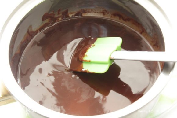 Распустить масло, поломать шоколад, немного прогреть помешивая, до растворения шоколада. Смесь не должна быть очень горячей.