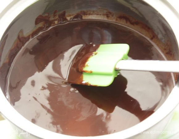 Распустить масло, поломать шоколад, немного прогреть помешивая, до растворения шоколада. Смесь не должна быть очень горячей.