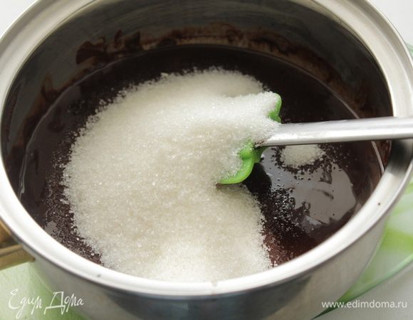 Добавить сахар, хорошо размешать.