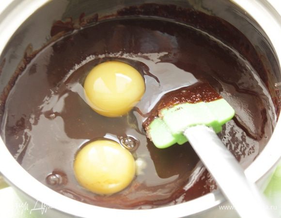 Добавить два яйца и взбить миксером чтобы масса увеличилась в объеме 1,5-2 раза и немного посветлела.